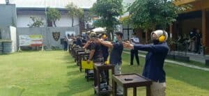 Latihan Menembak