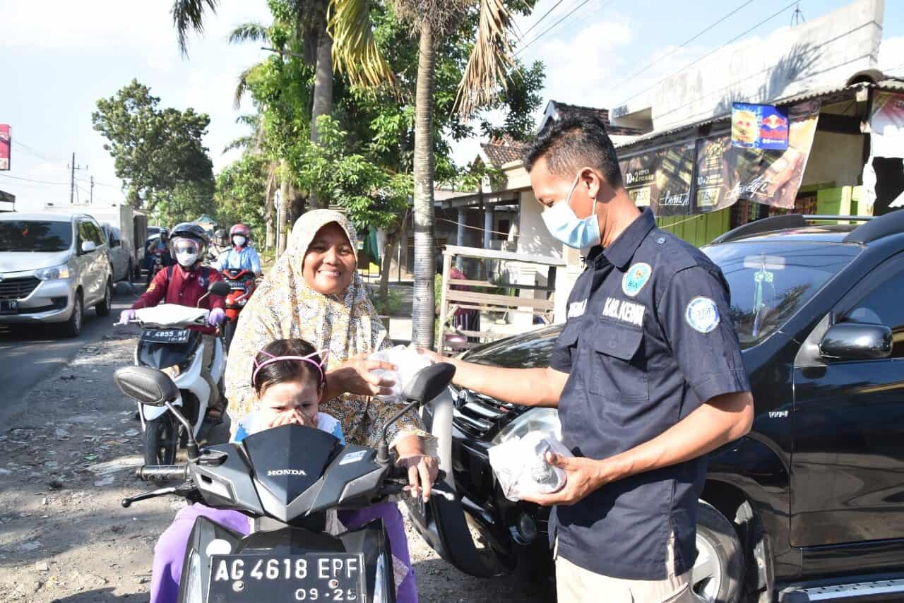 PRA HANI BNN KAB. KEDIRI BAGIKAN TAKJIL DAN KAMPANYE WAR ON DRUGS Konsep Otomatis