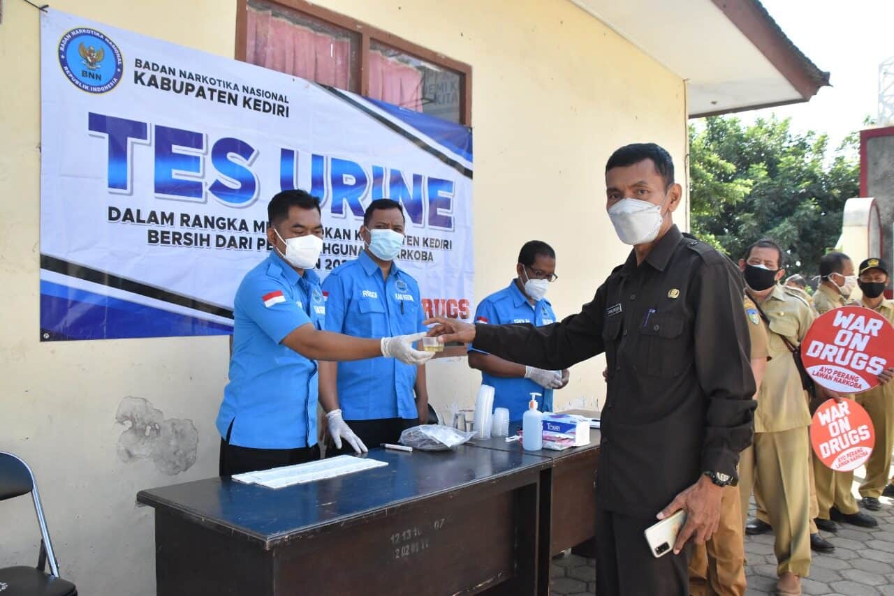 BNN KAB. KEDIRI LAKUKAN TES URINE DI LINGKUNGAN KECAMATAN GROGOL