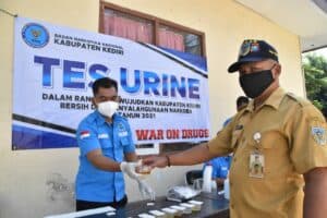 BNN KAB. KEDIRI LAKUKAN TES URINE DI LINGKUNGAN KECAMATAN GROGOL